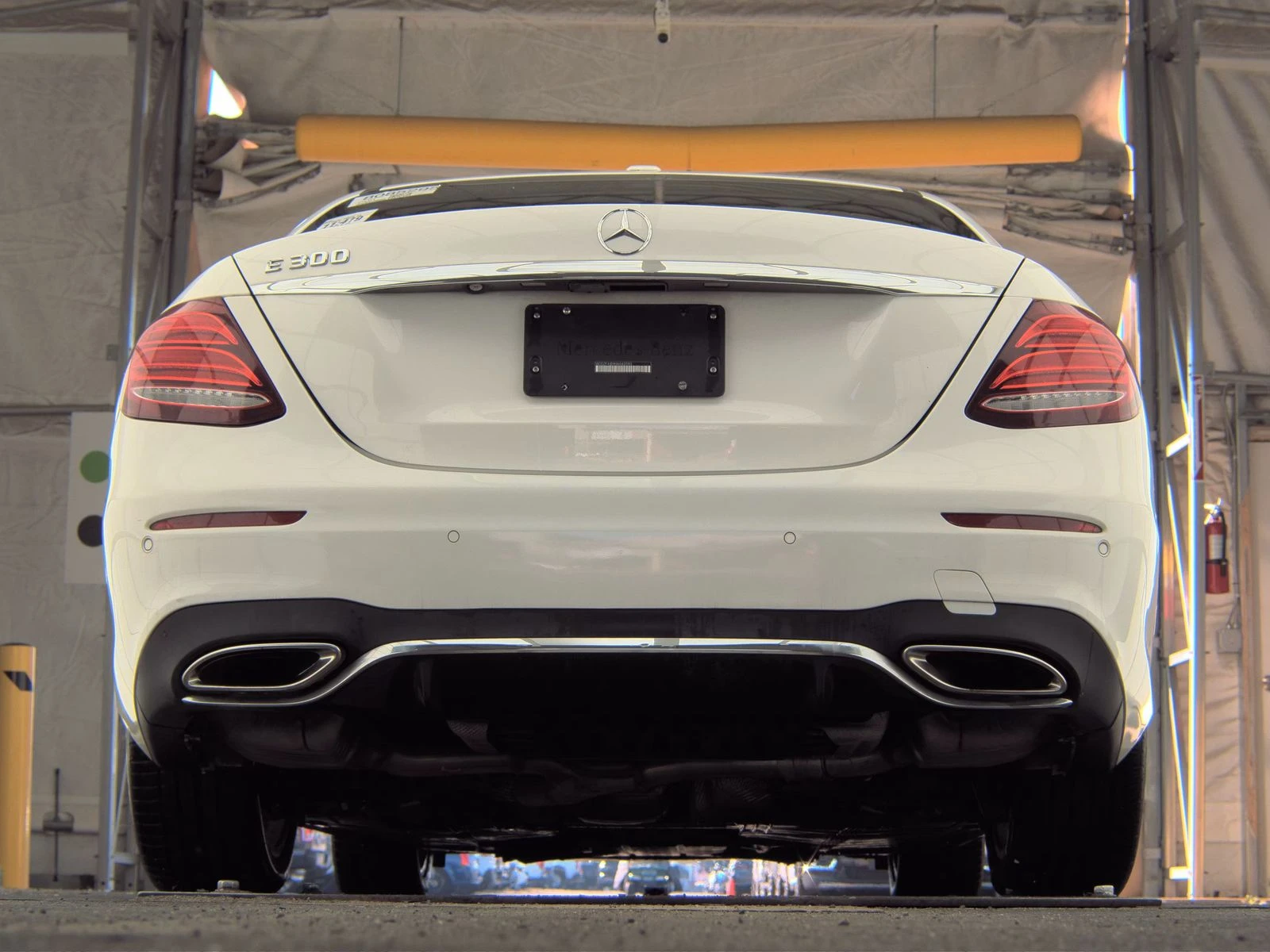 Mercedes-Benz E 300 AMG* PACK* BURMESTER* ПОДГРЕВ* 360КАМЕРА* КЕЙЛЕС*  - изображение 6