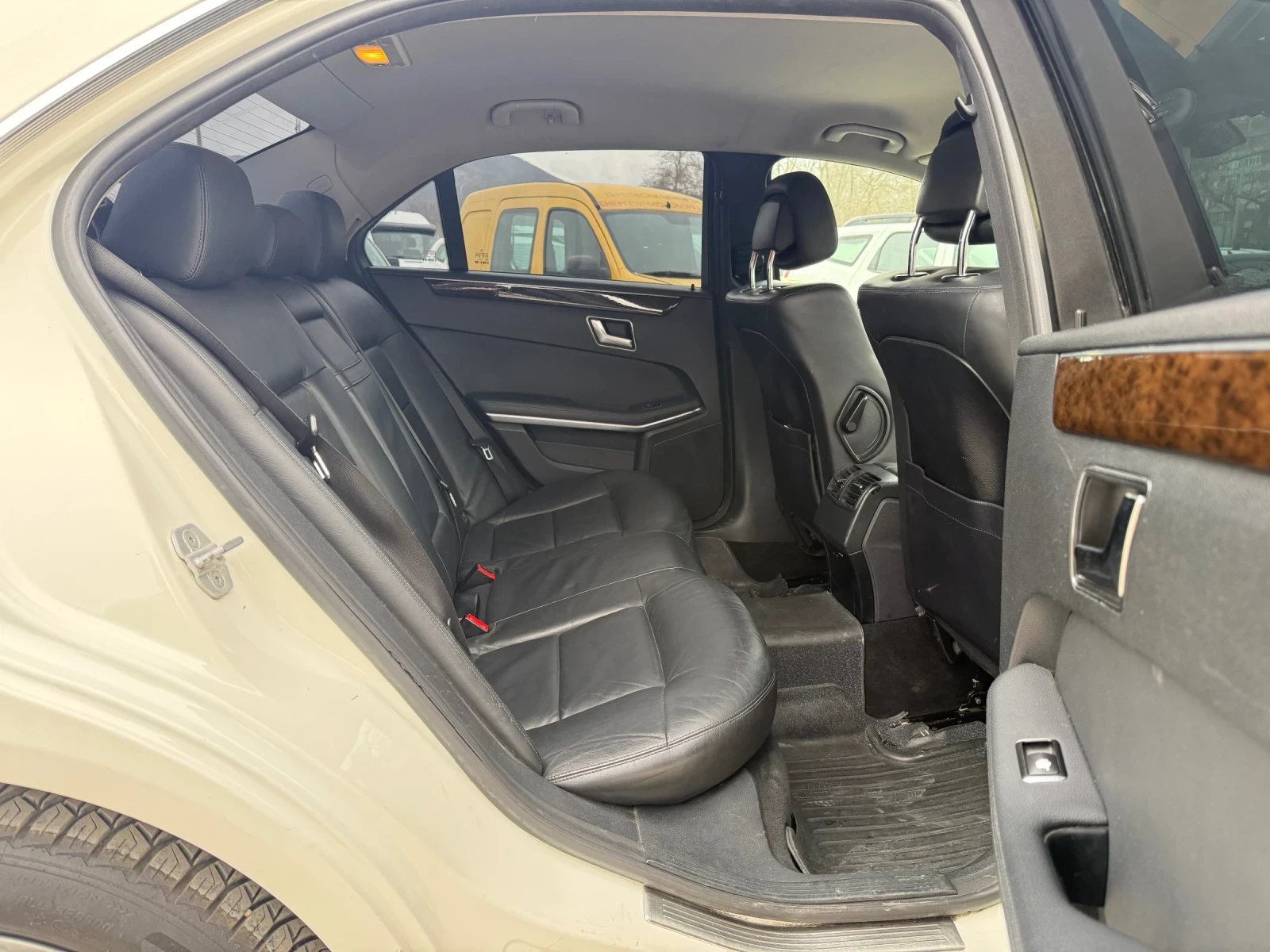 Mercedes-Benz E 200 136 K.C TOP, снимка 11 - Автомобили и джипове - 53884617