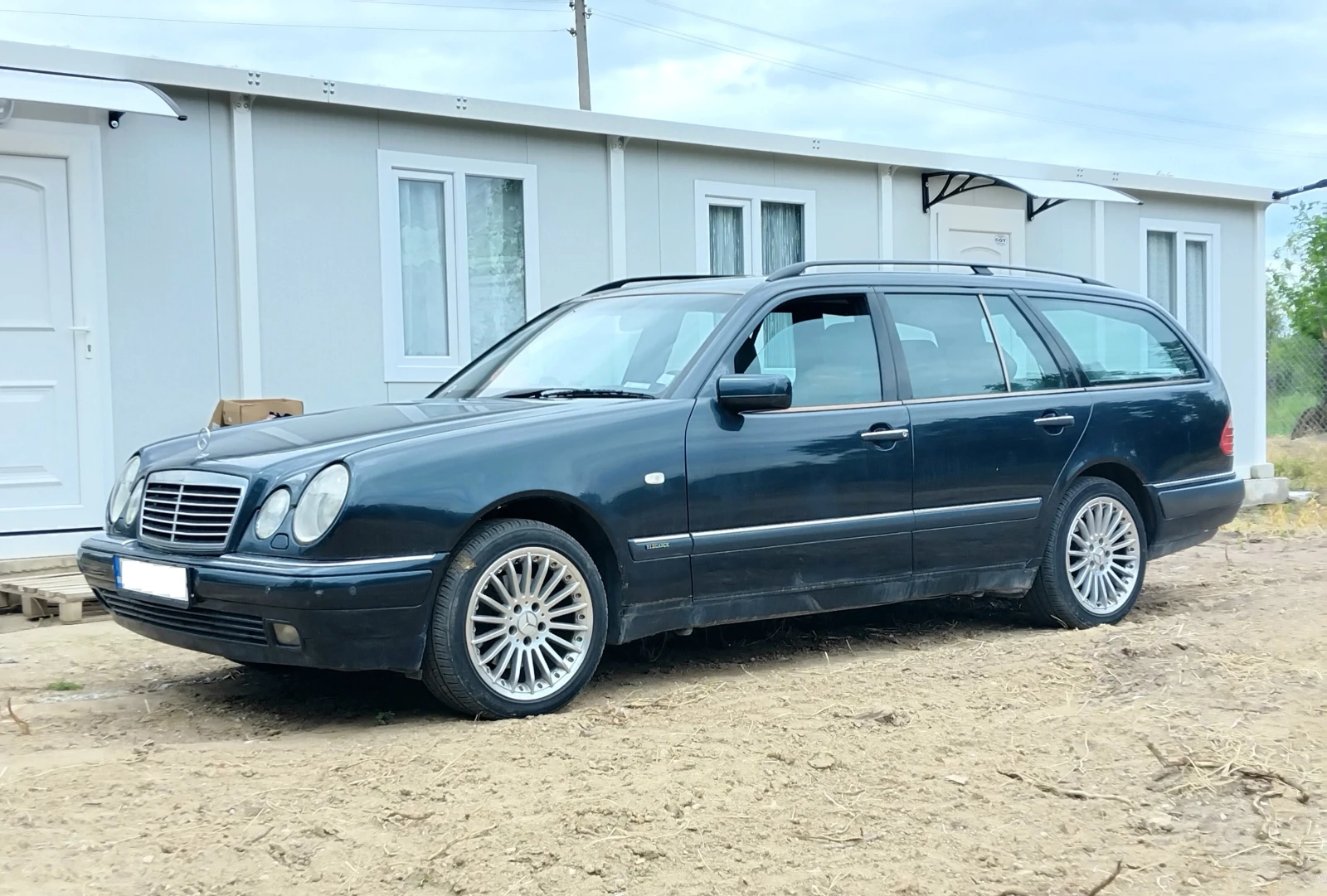 Mercedes-Benz E 320 4Matic Elegance, снимка 2 - Автомобили и джипове - 54313172