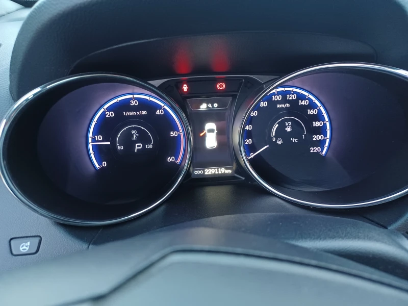 Hyundai IX35 2.0 CRDI 4WD AT, снимка 8 - Автомобили и джипове - 52592854
