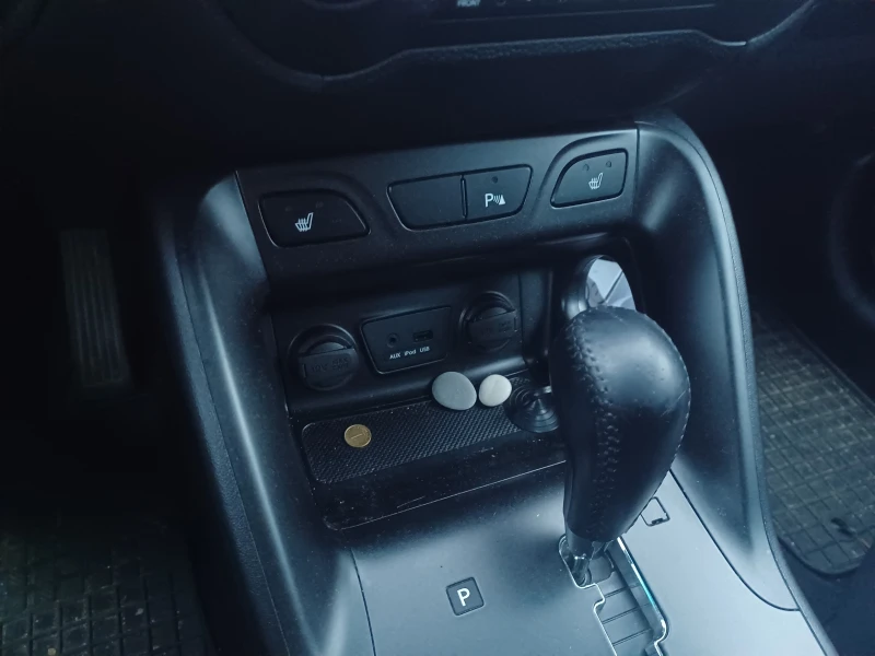 Hyundai IX35 2.0 CRDI 4WD AT, снимка 12 - Автомобили и джипове - 52592854