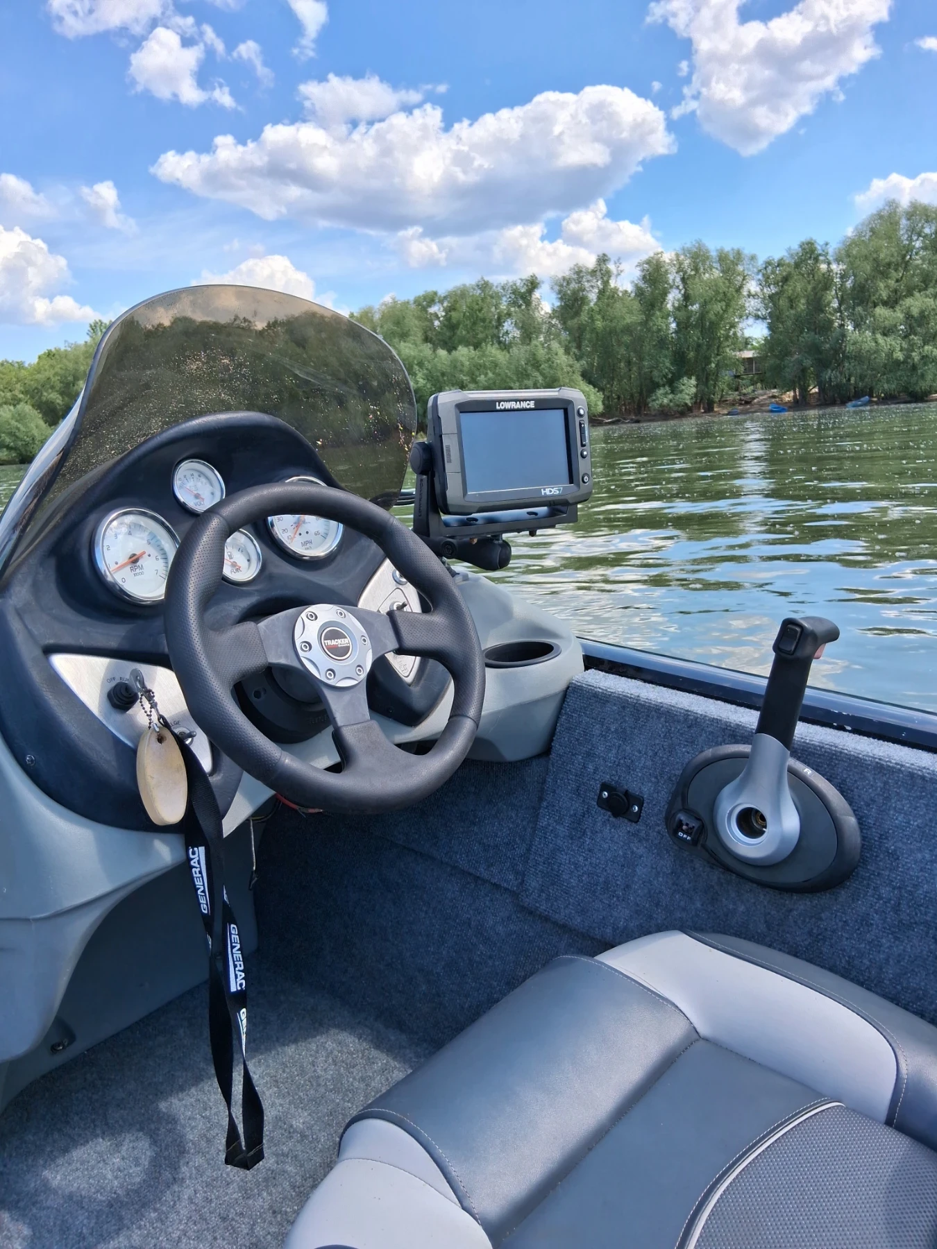 Лодка Tracker, снимка 4 - Воден транспорт - 55284109