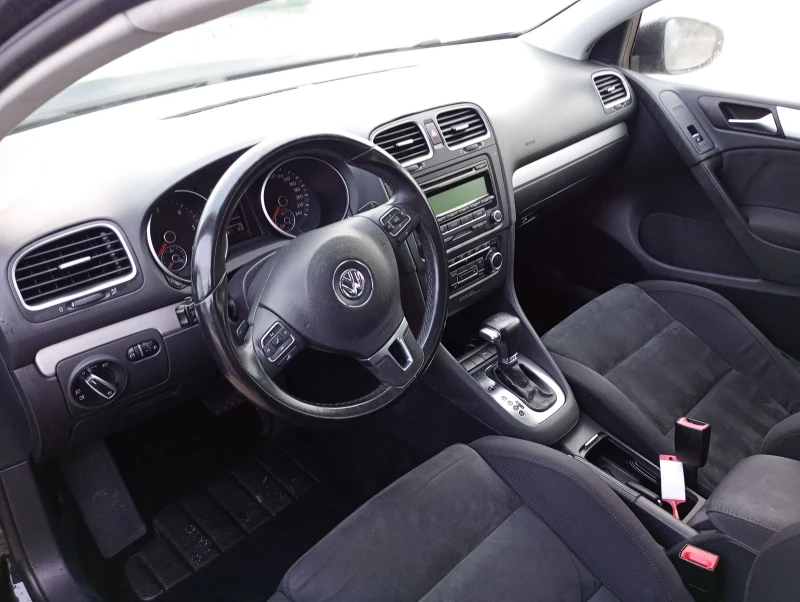 VW Golf 1.6 TDI, снимка 8 - Автомобили и джипове - 48203721