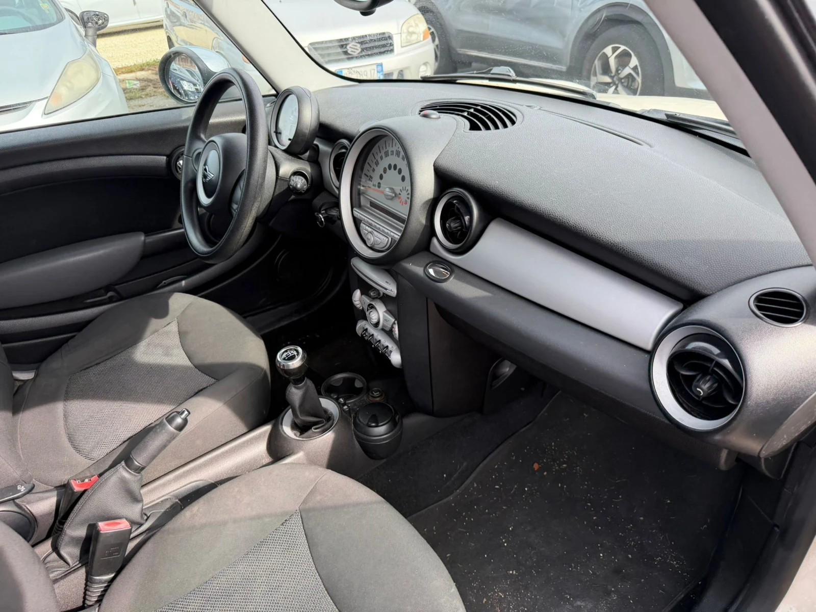 Mini One 1.4i75ксА/С, снимка 15 - Автомобили и джипове - 53897930