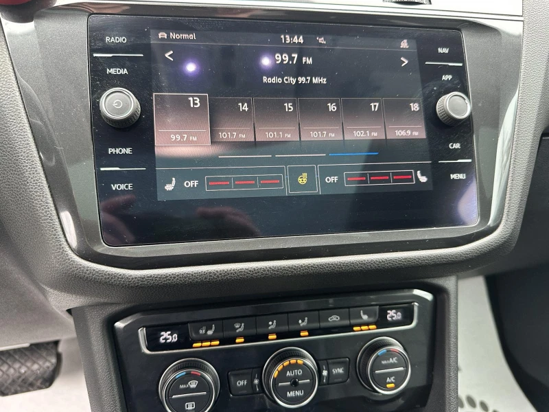 VW Tiguan VW Tiguan Fender /Highline/ PANO/360/, снимка 10 - Автомобили и джипове - 53326640