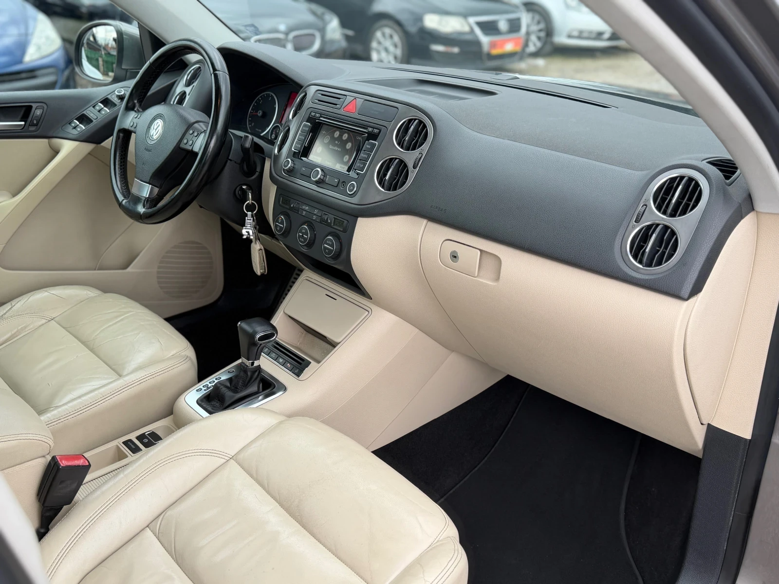 VW Tiguan 2.0TDI 140кс 4x4 R-LINE АВТОМАТ НАВИ ПАНОРАМА FULL, снимка 14 - Автомобили и джипове - 53607800