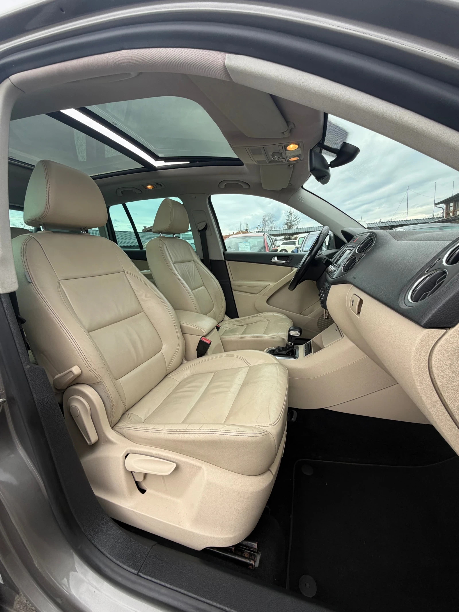 VW Tiguan 2.0TDI 140кс 4x4 R-LINE АВТОМАТ НАВИ ПАНОРАМА FULL, снимка 13 - Автомобили и джипове - 53607800