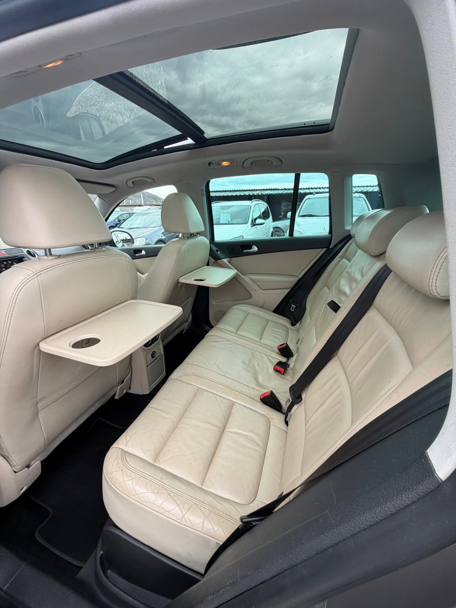 VW Tiguan 2.0TDI 140кс 4x4 R-LINE АВТОМАТ НАВИ ПАНОРАМА FULL, снимка 12 - Автомобили и джипове - 53607800