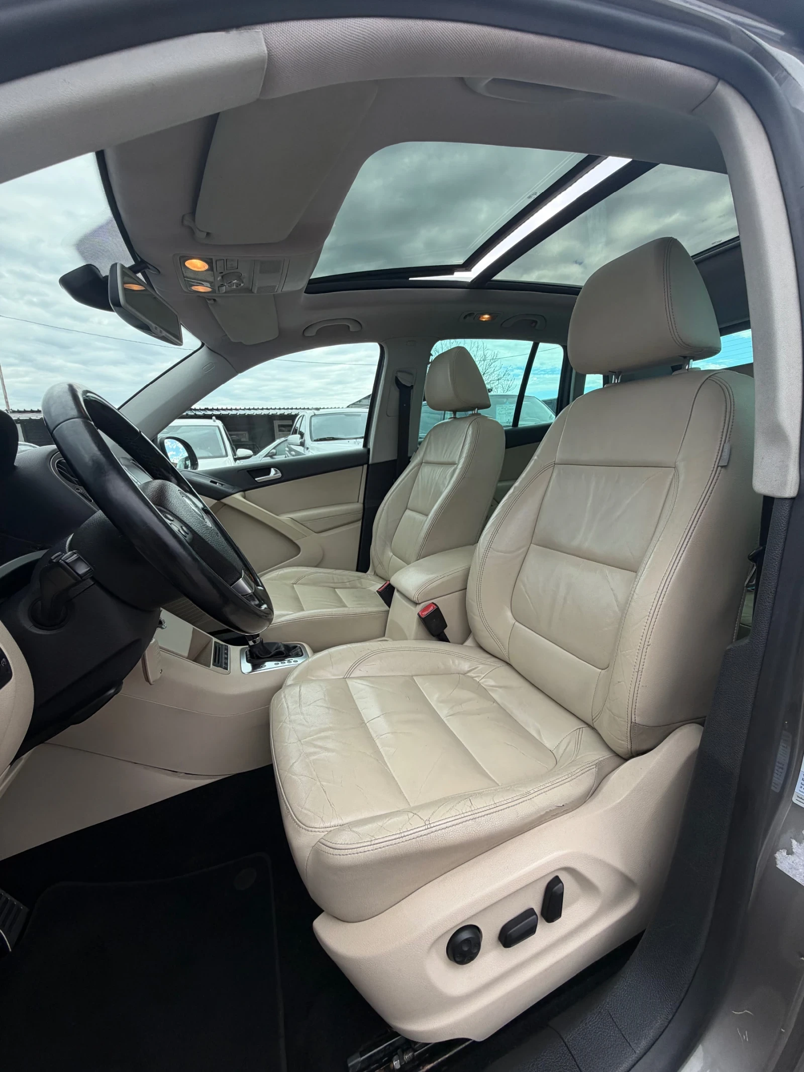 VW Tiguan 2.0TDI 140кс 4x4 R-LINE АВТОМАТ НАВИ ПАНОРАМА FULL, снимка 11 - Автомобили и джипове - 53607800