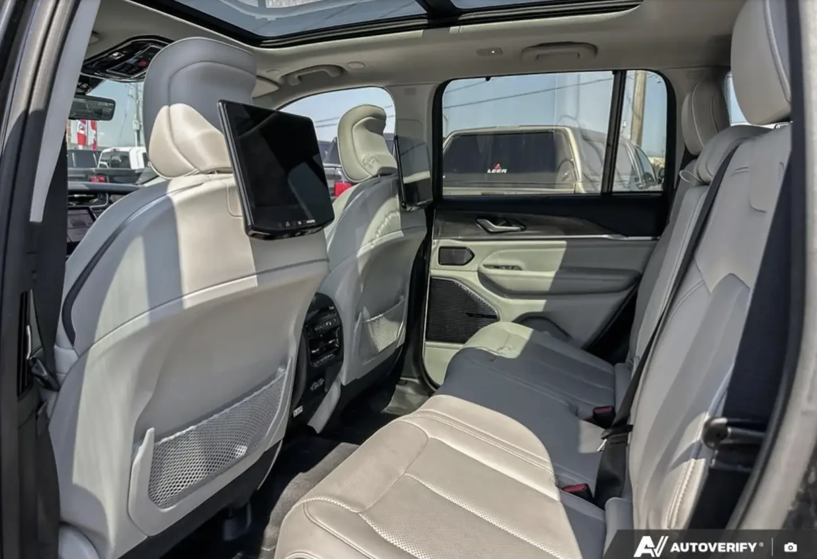 Jeep Grand cherokee 2023 Jeep Grand Cherokee OVERLAND, снимка 10 - Автомобили и джипове - 54688695