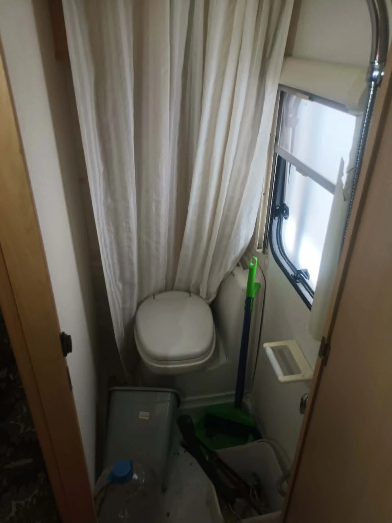 Каравана Coachmen amara, снимка 3 - Каравани и кемпери - 55681898