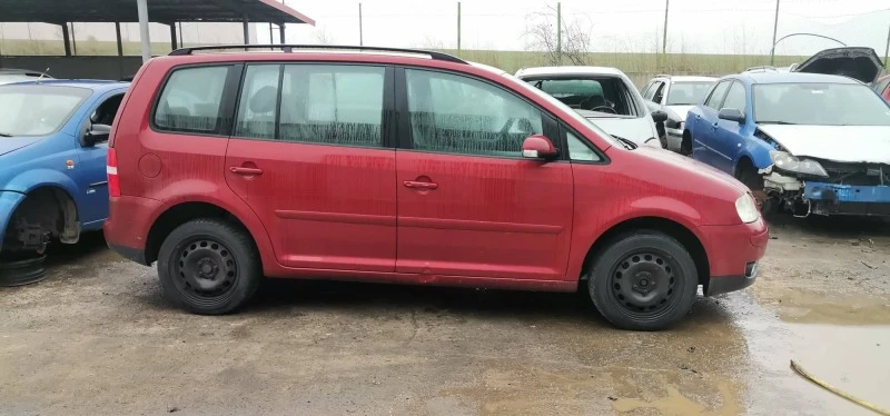 VW Touran 1.6, снимка 2 - Автомобили и джипове - 43280524