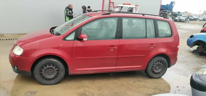 VW Touran 1.6, снимка 5 - Автомобили и джипове - 43280524