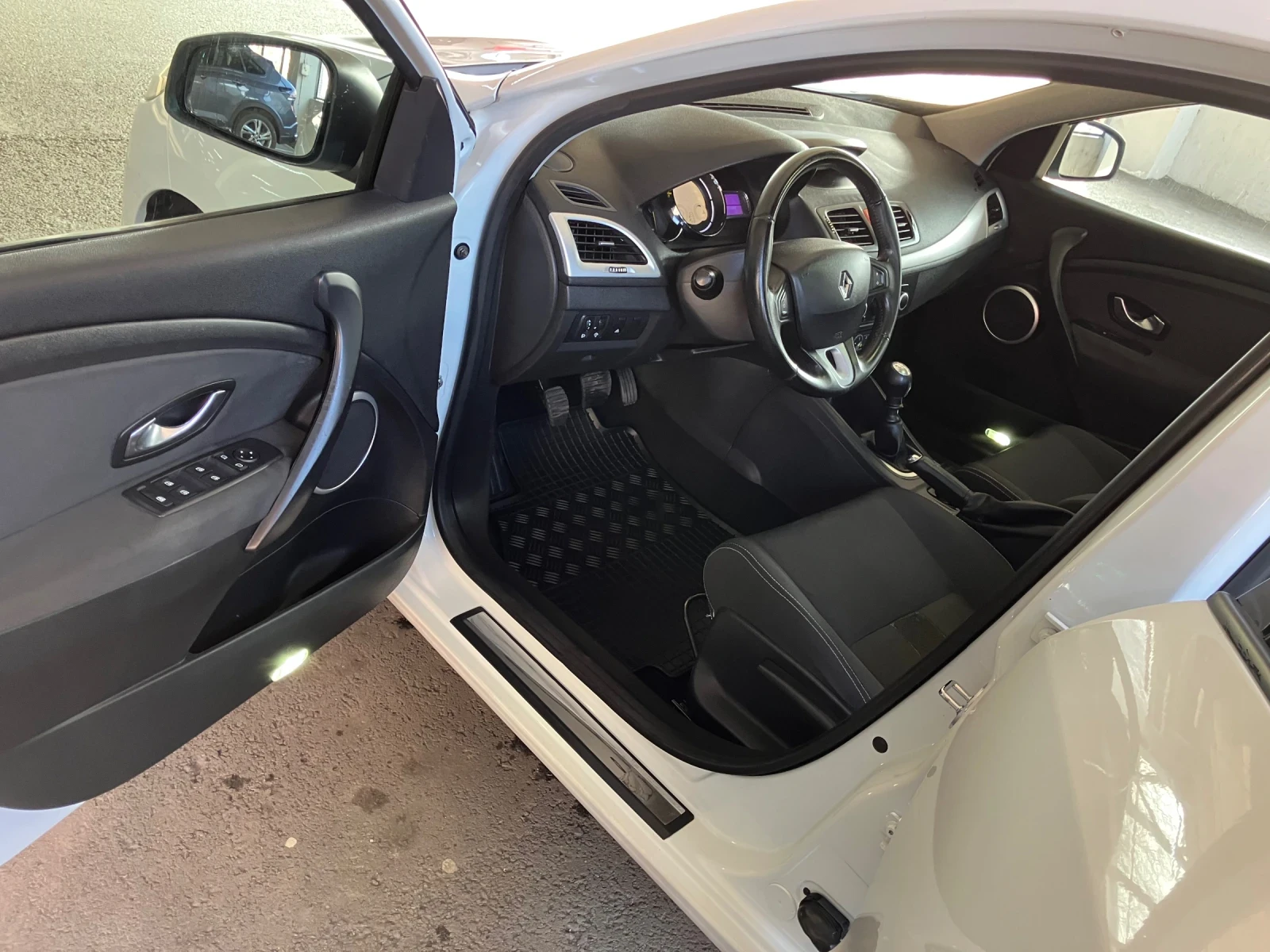 Renault Megane 1.5 Dci 110k.c., снимка 8 - Автомобили и джипове - 53731987