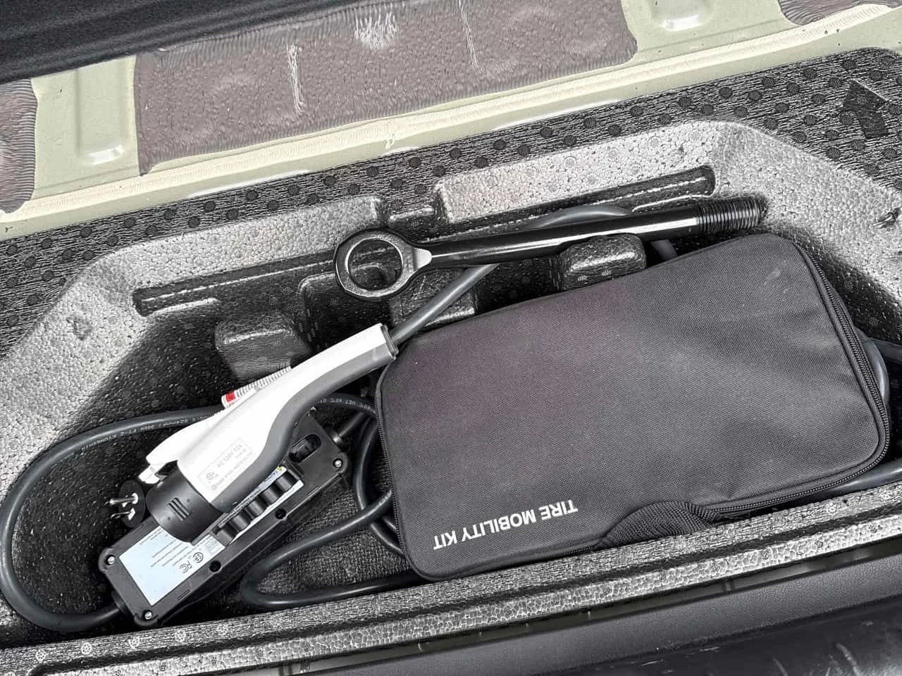 Hyundai Ioniq 6 ULTIMATE PKG| PANO| HEAD-UP| 360 КАМЕРИ| ОБДУХВАНЕ, снимка 10 - Автомобили и джипове - 54215701