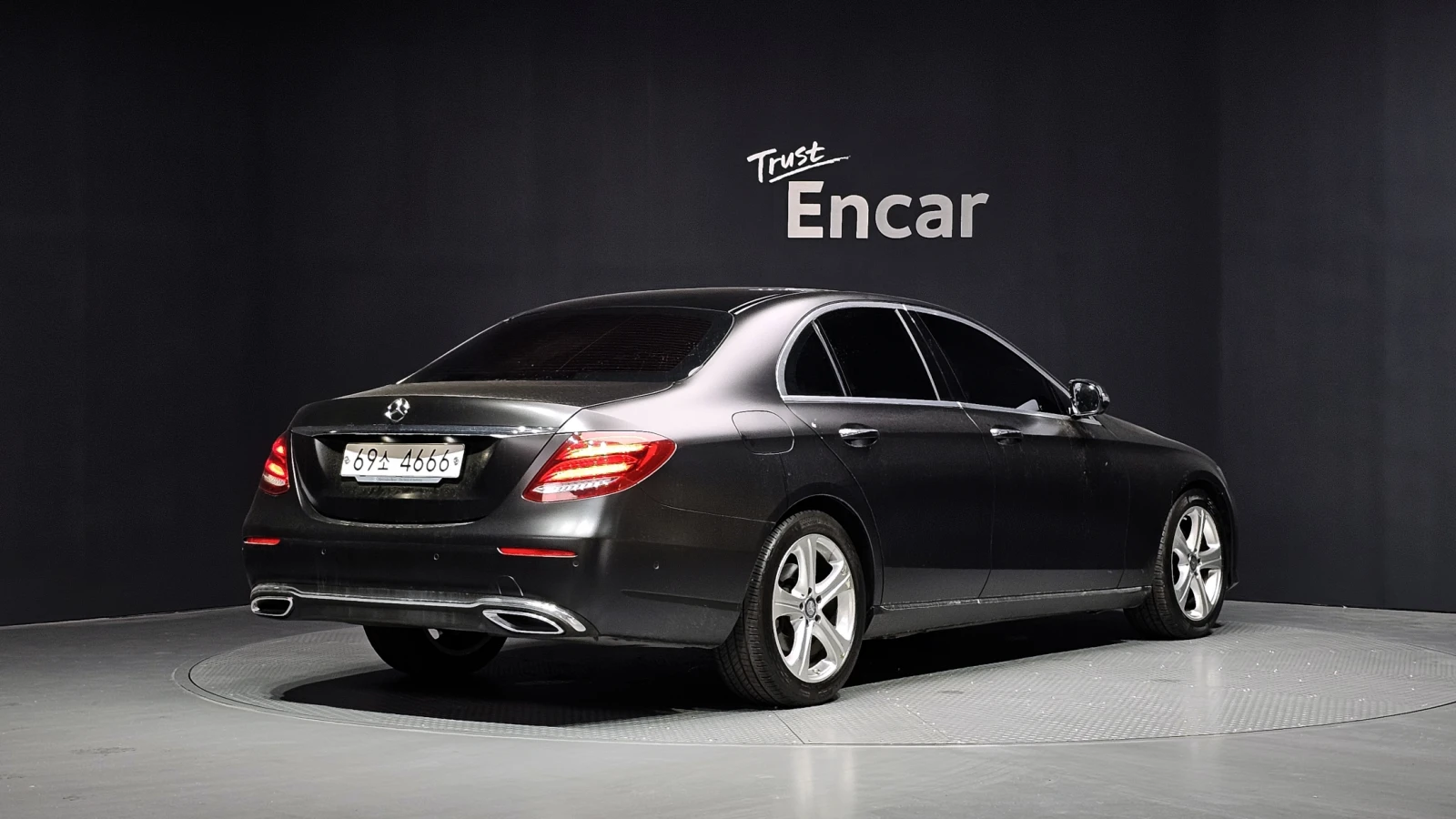 Mercedes-Benz E 220, снимка 4 - Автомобили и джипове - 55417037