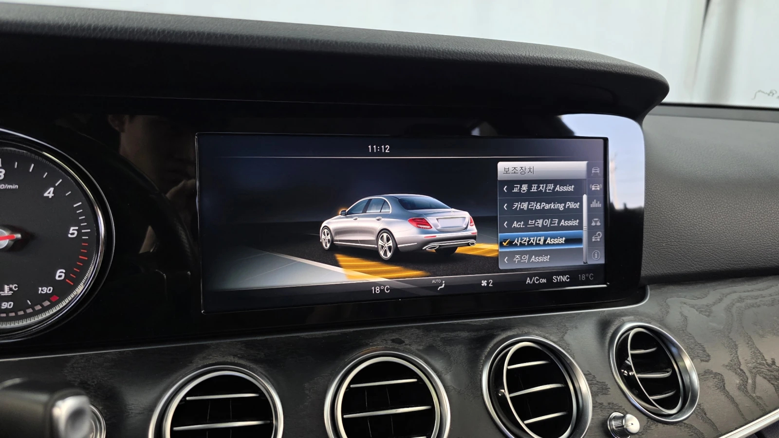Mercedes-Benz E 220, снимка 10 - Автомобили и джипове - 55417037