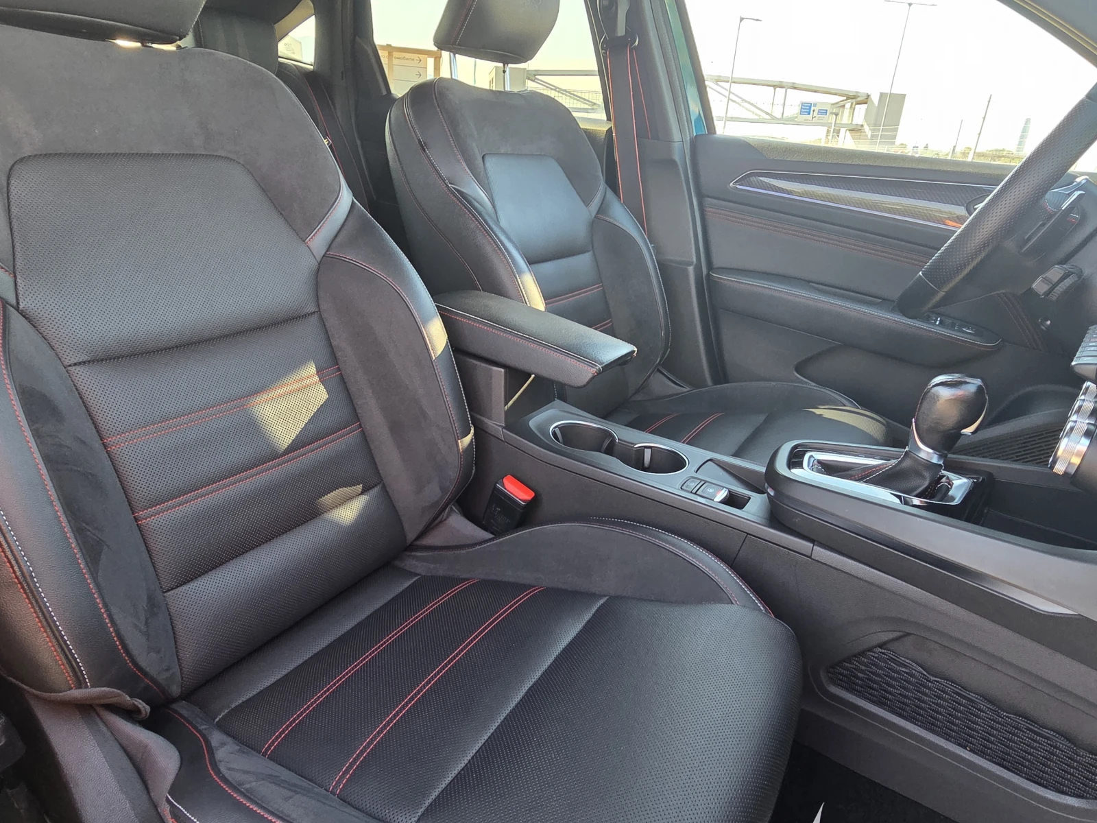 Renault Arkana 1.3Tce/ 140к.с./ R.S. Line, снимка 17 - Автомобили и джипове - 56131211