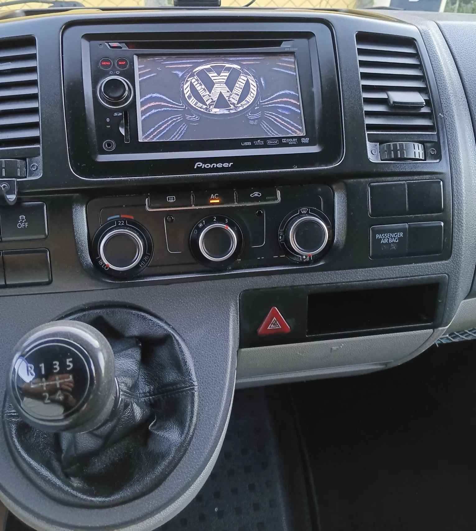 VW Transporter Facelift Long Клима, снимка 11 - Бусове и автобуси - 55608149