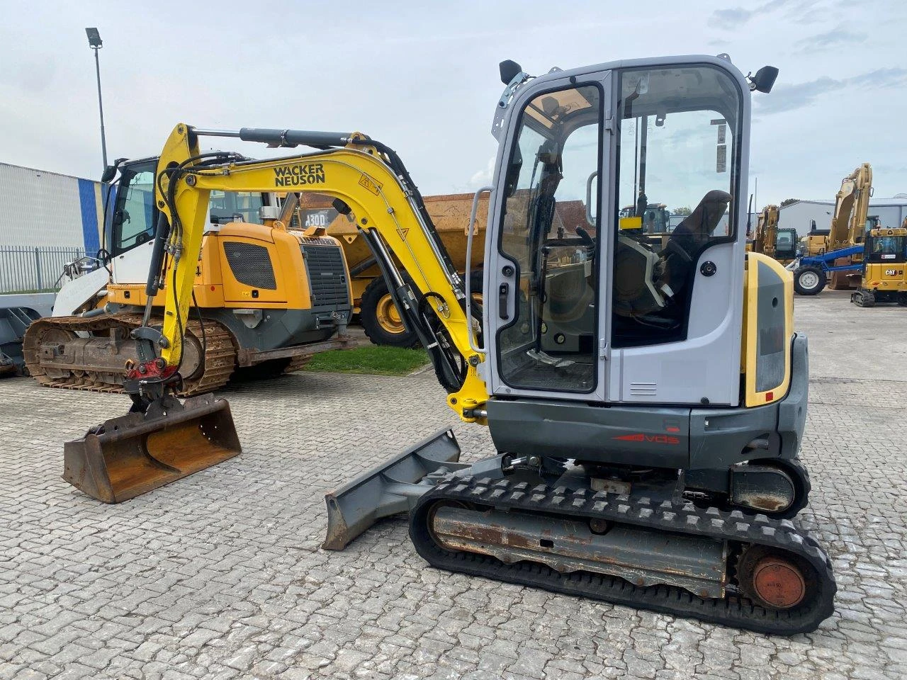 Багер Wacker Neuson EZ38
