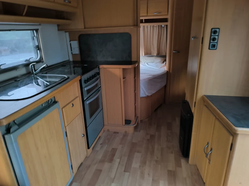 Каравана LMC Lord Ambassador , снимка 7 - Каравани и кемпери - 52970279