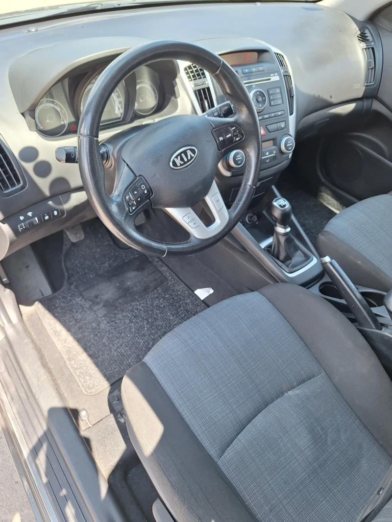 Kia Ceed 1.6 , снимка 11 - Автомобили и джипове - 47560153