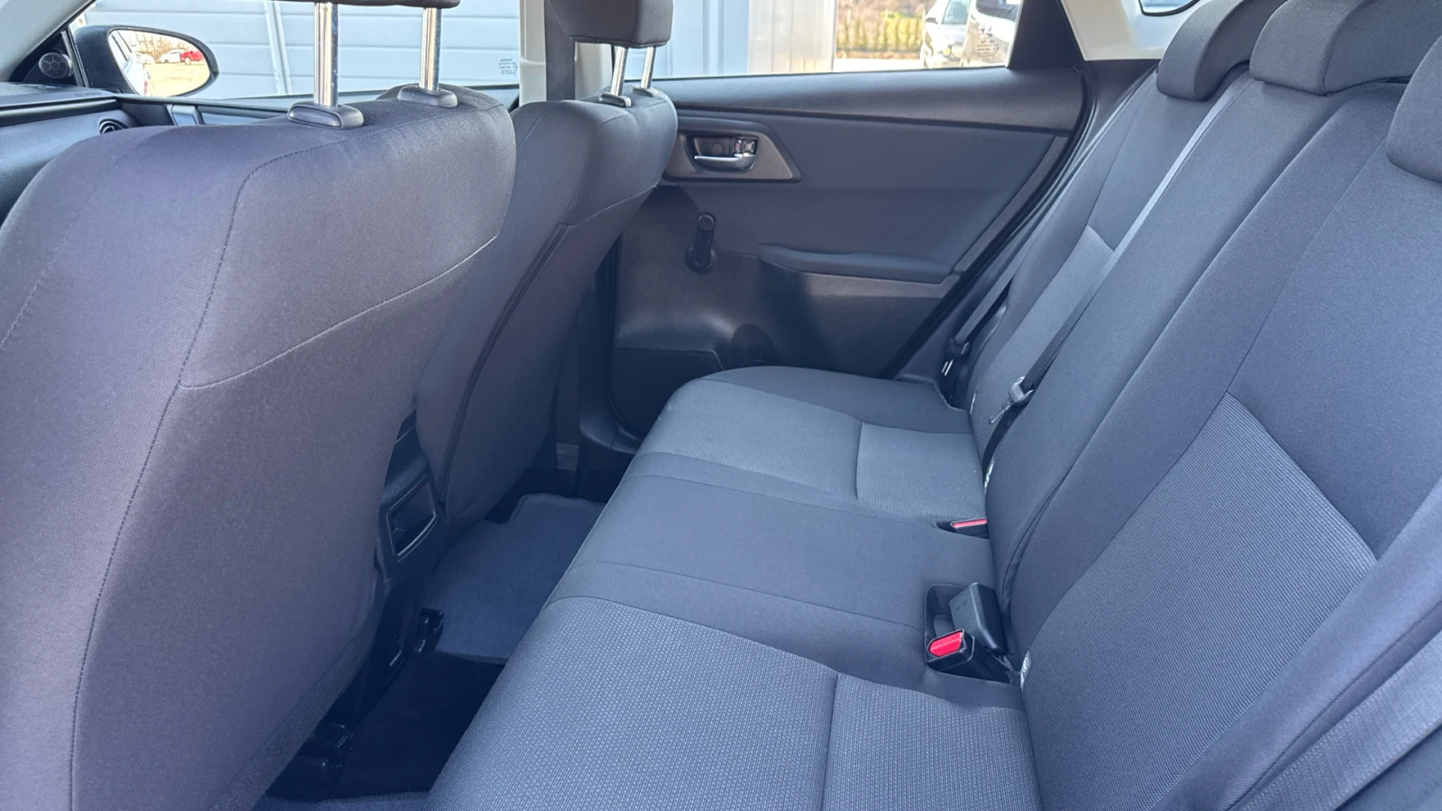 Toyota Auris 1.33 VVTi Terra , снимка 12 - Автомобили и джипове - 53829453