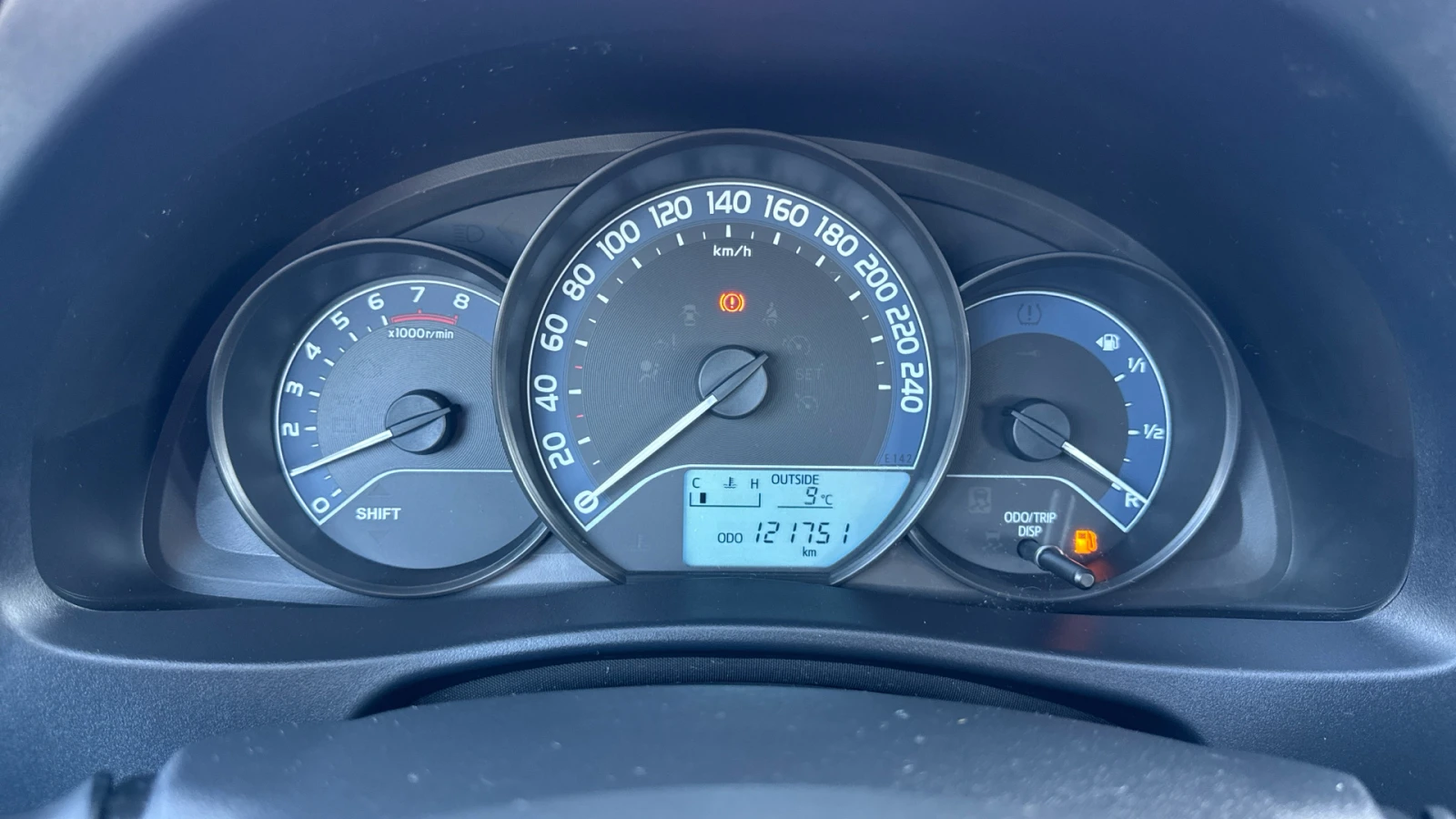 Toyota Auris 1.33 VVTi Terra , снимка 9 - Автомобили и джипове - 53829453