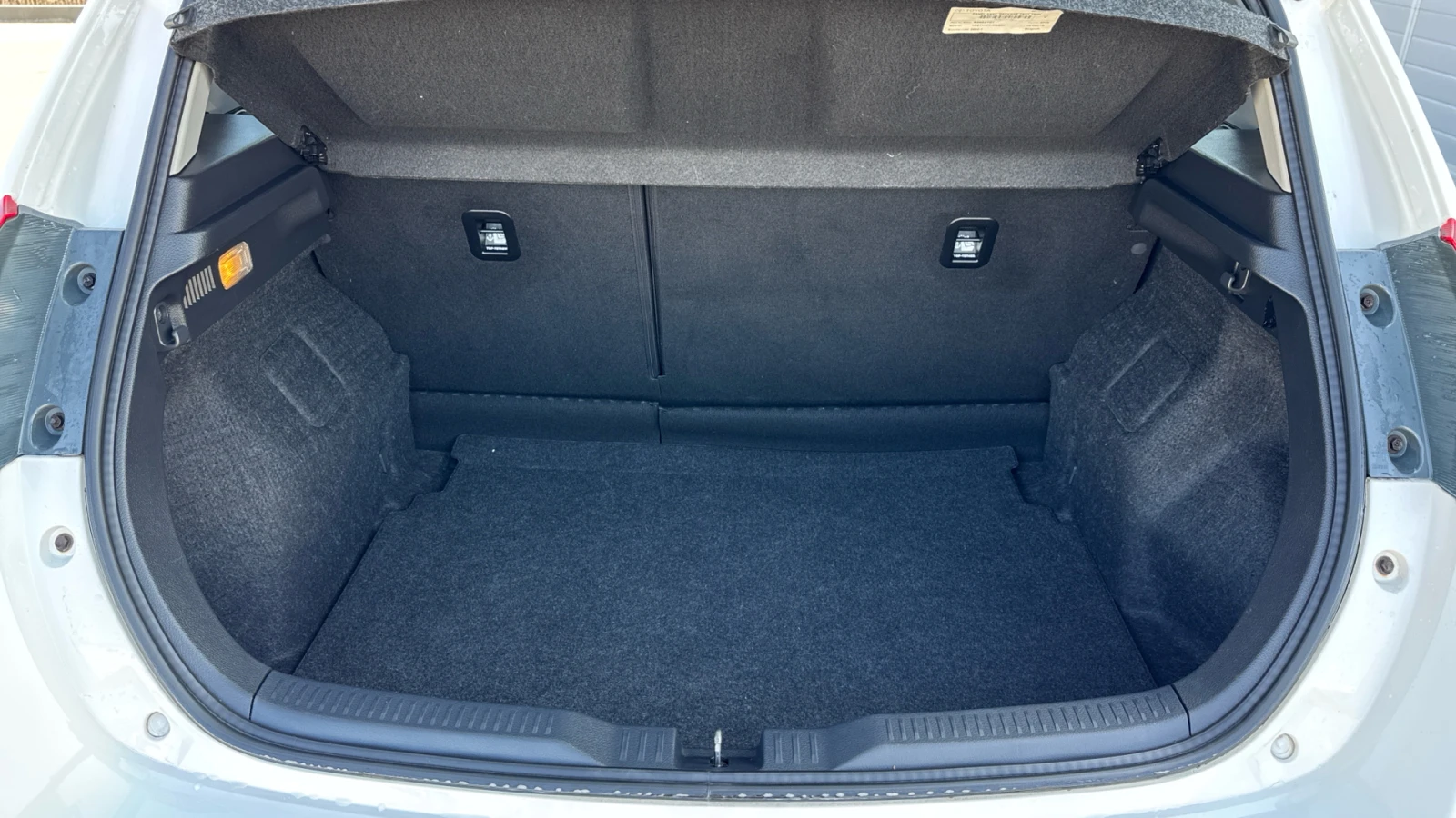 Toyota Auris 1.33 VVTi Terra , снимка 15 - Автомобили и джипове - 53829453