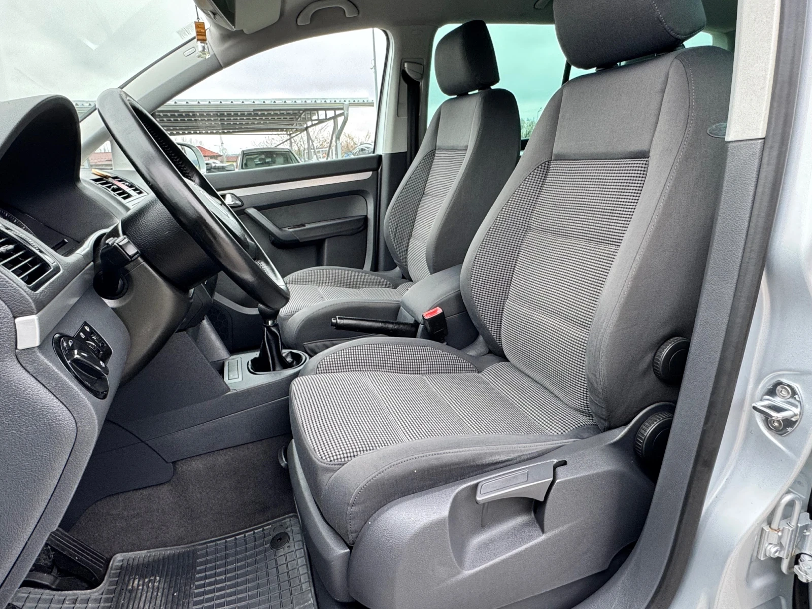 VW Touran 2.0TDI 136к.с. 8 Клапана, снимка 8 - Автомобили и джипове - 54095434