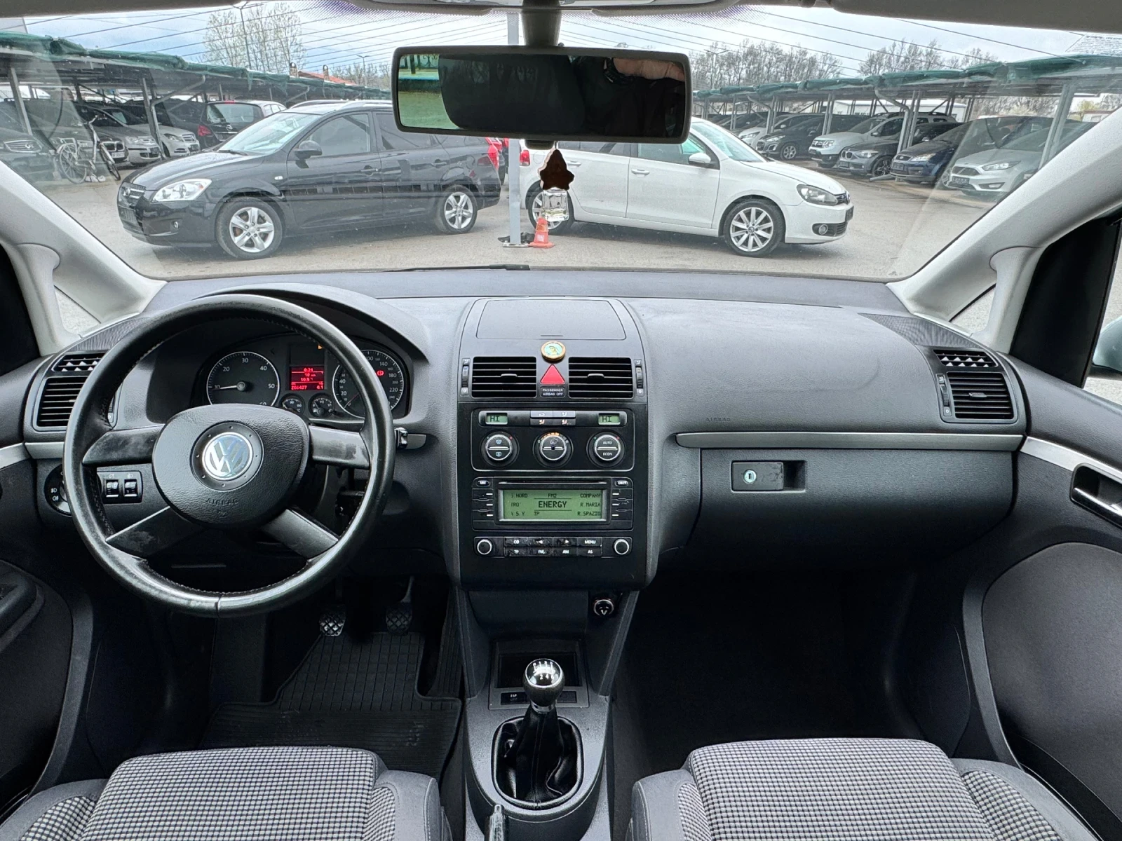 VW Touran 2.0TDI 136к.с. 8 Клапана, снимка 11 - Автомобили и джипове - 54095434