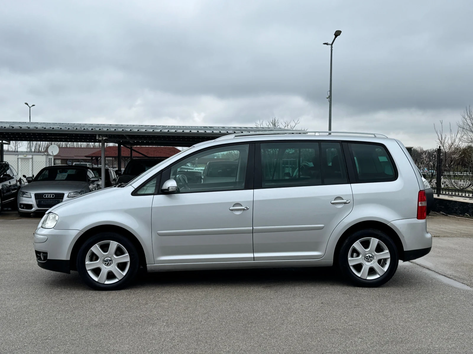 VW Touran 2.0TDI 136к.с. 8 Клапана, снимка 2 - Автомобили и джипове - 54095434