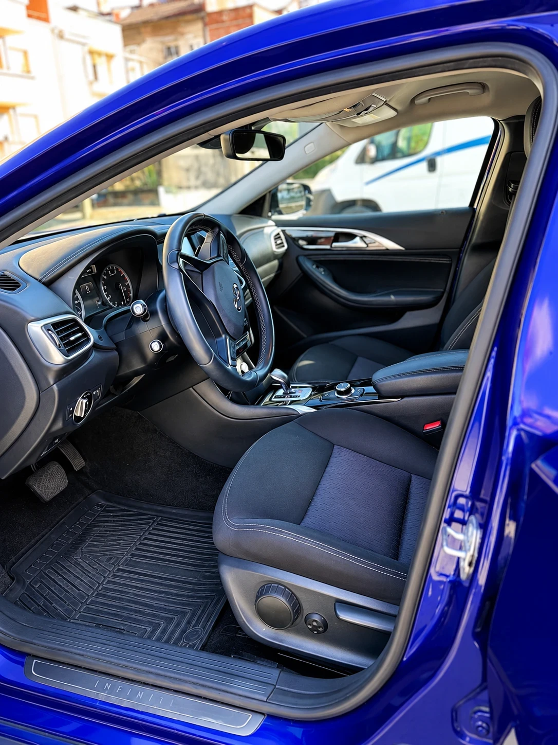 Infiniti Q30, снимка 7 - Автомобили и джипове - 56129021