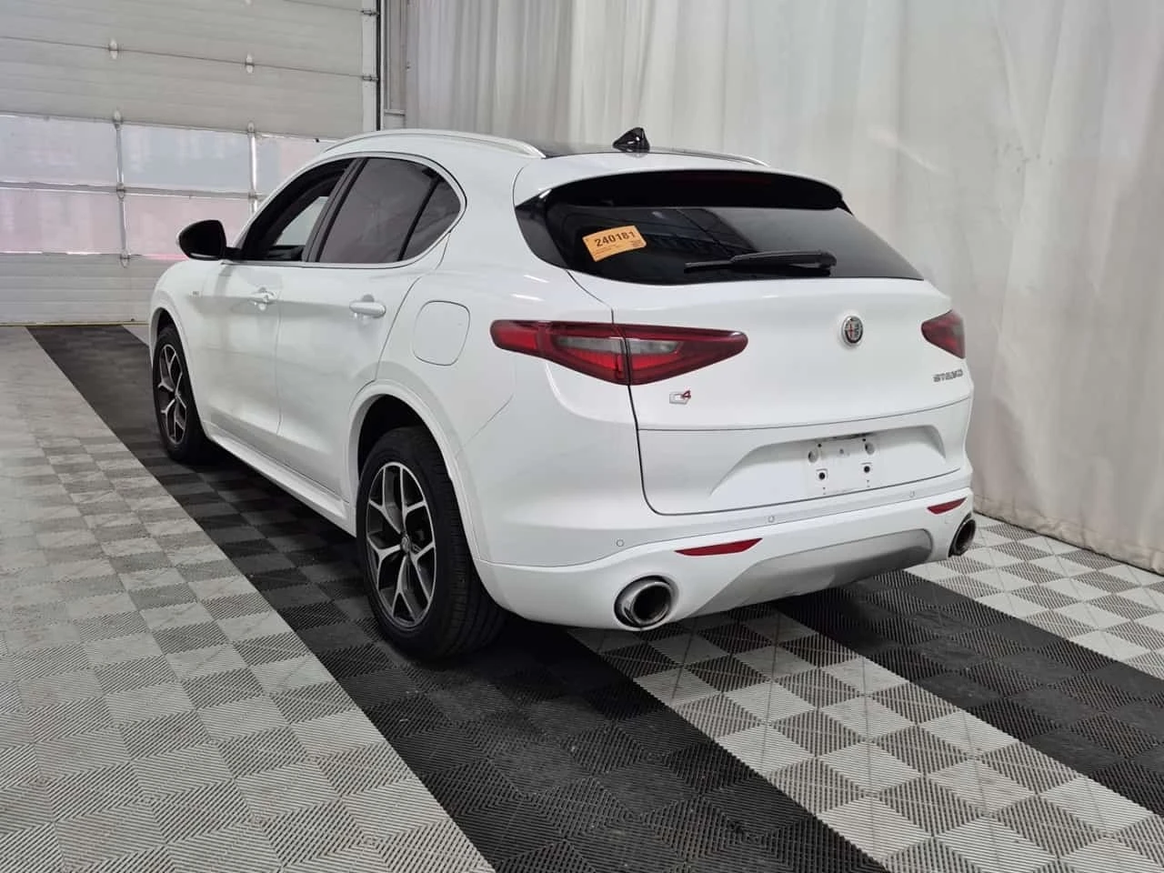 Alfa Romeo Stelvio TI / RED INT / DISTRONIC / 2 КЛЮЧА, снимка 4 - Автомобили и джипове - 56310011
