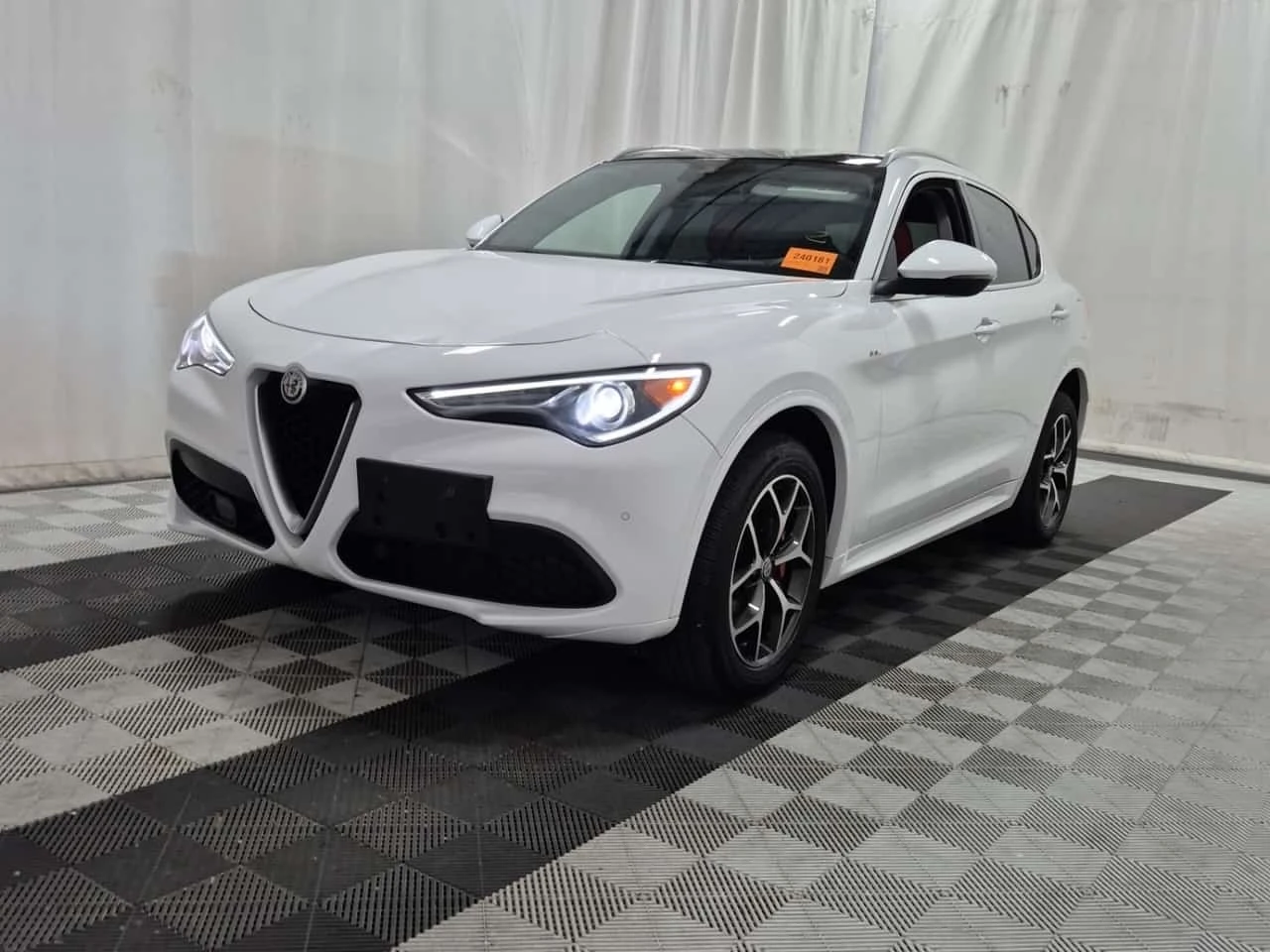 Alfa Romeo Stelvio TI / RED INT / DISTRONIC / 2 КЛЮЧА