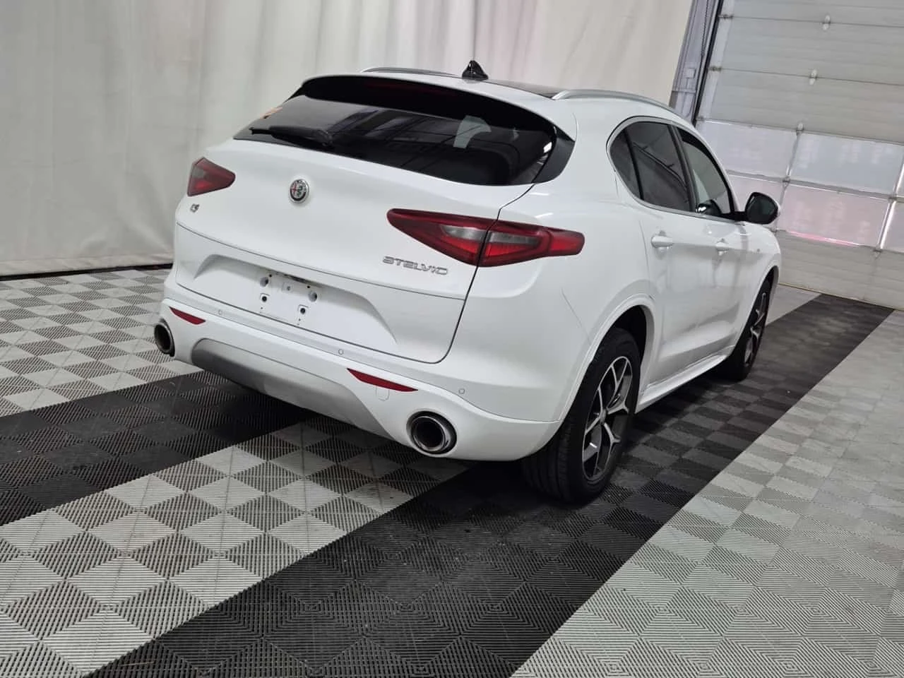 Alfa Romeo Stelvio TI / RED INT / DISTRONIC / 2 КЛЮЧА, снимка 3 - Автомобили и джипове - 56310011