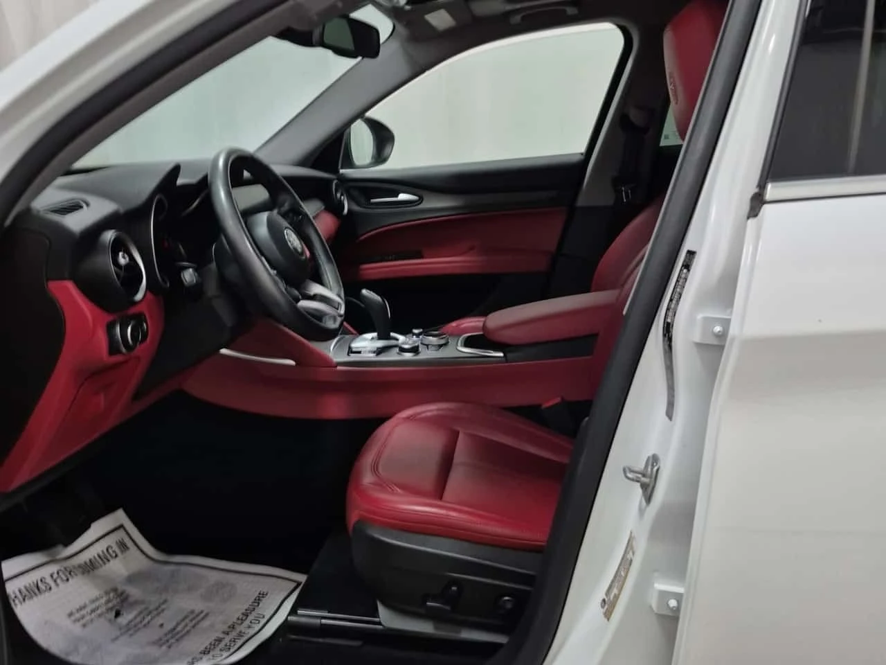 Alfa Romeo Stelvio TI / RED INT / DISTRONIC / 2 КЛЮЧА, снимка 10 - Автомобили и джипове - 56310011