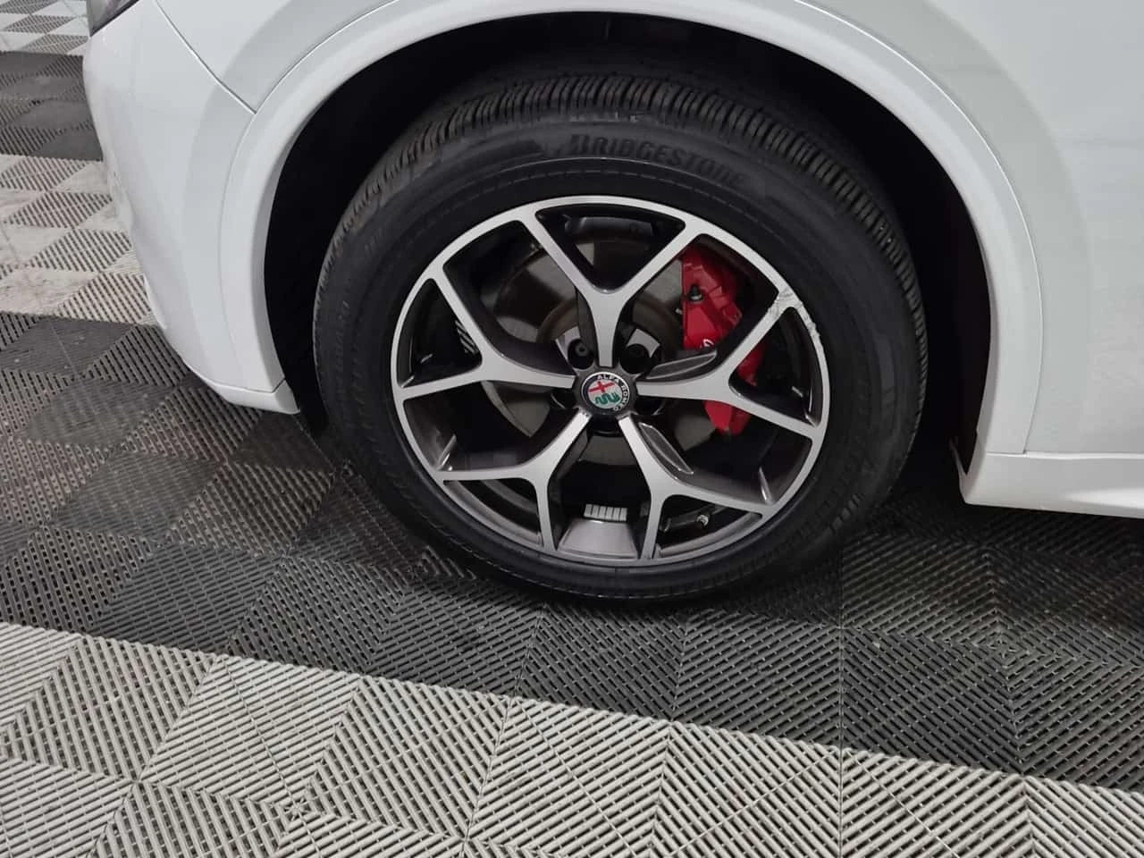 Alfa Romeo Stelvio TI / RED INT / DISTRONIC / 2 КЛЮЧА, снимка 8 - Автомобили и джипове - 56310011