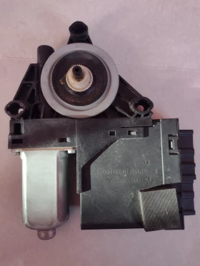 31674757 8888777262 моторче за предно дясно стъкло VOLVO XC 40 XC60  966269-103, снимка 5