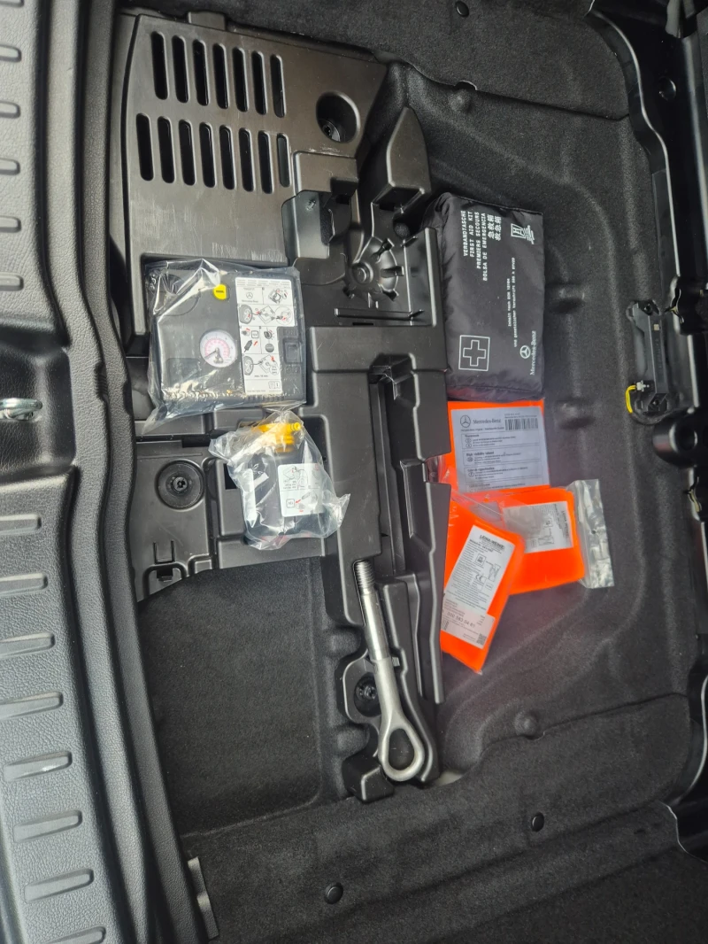 Mercedes-Benz GLA 180 AMG /22г., снимка 8 - Автомобили и джипове - 51503220