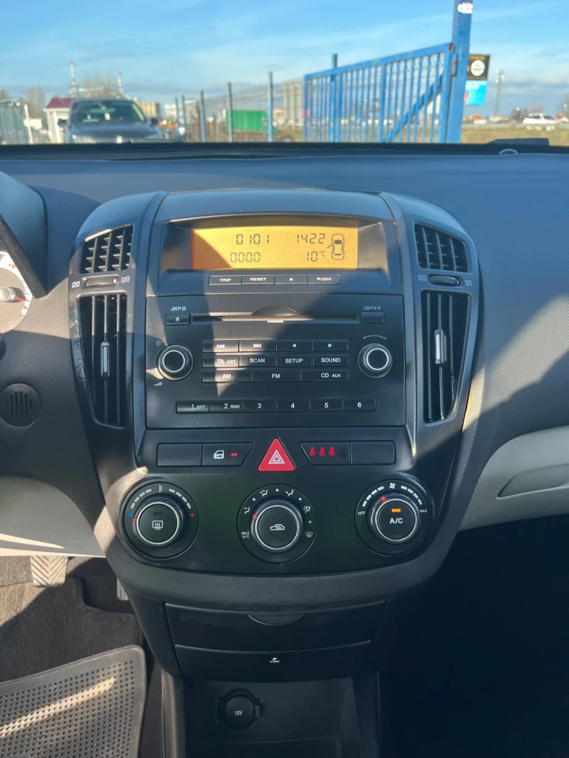Kia Ceed 1.6 CRDi, снимка 11 - Автомобили и джипове - 52811998