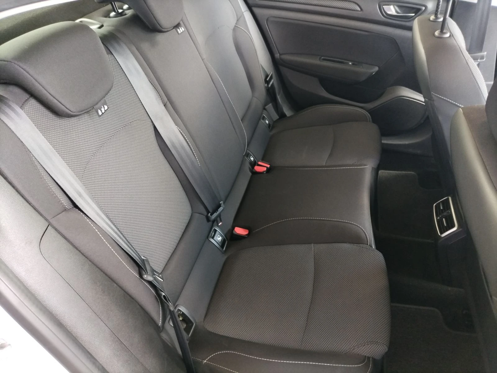 Renault Megane 1.3Tce/ 140к.с., снимка 17 - Автомобили и джипове - 54953287