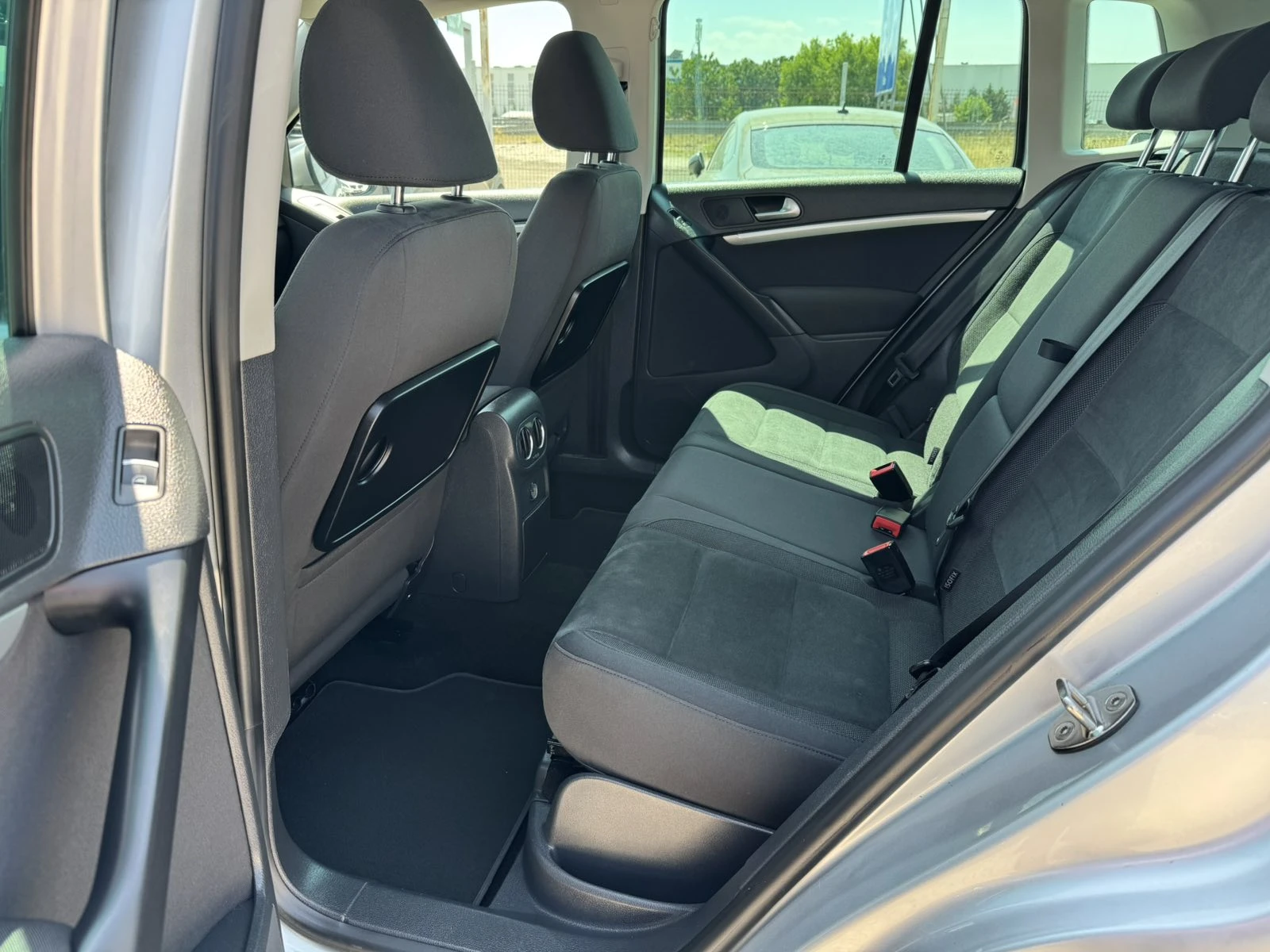 VW Tiguan 2.0TDI 4MOTION, снимка 8 - Автомобили и джипове - 55586799