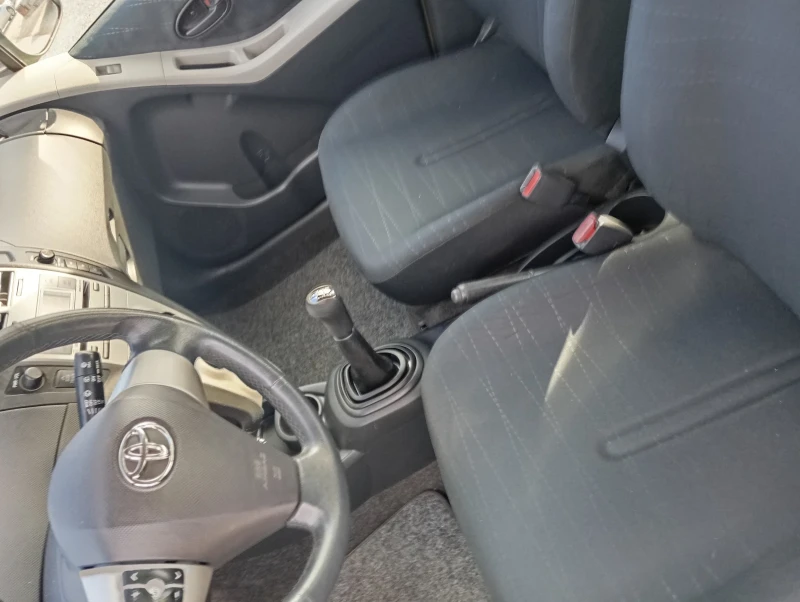 Toyota Yaris 1.3 бензин , снимка 8 - Автомобили и джипове - 53262719