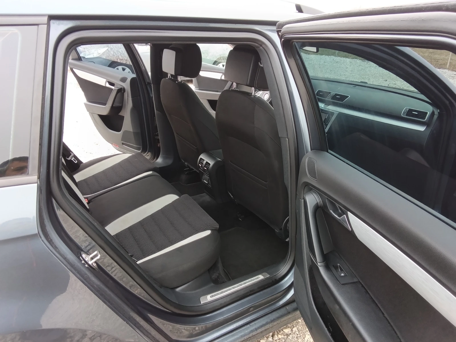 VW Passat 2.0tdi R-LINE NAVI AVTOMAT | Mobile.bg � ����������� 12