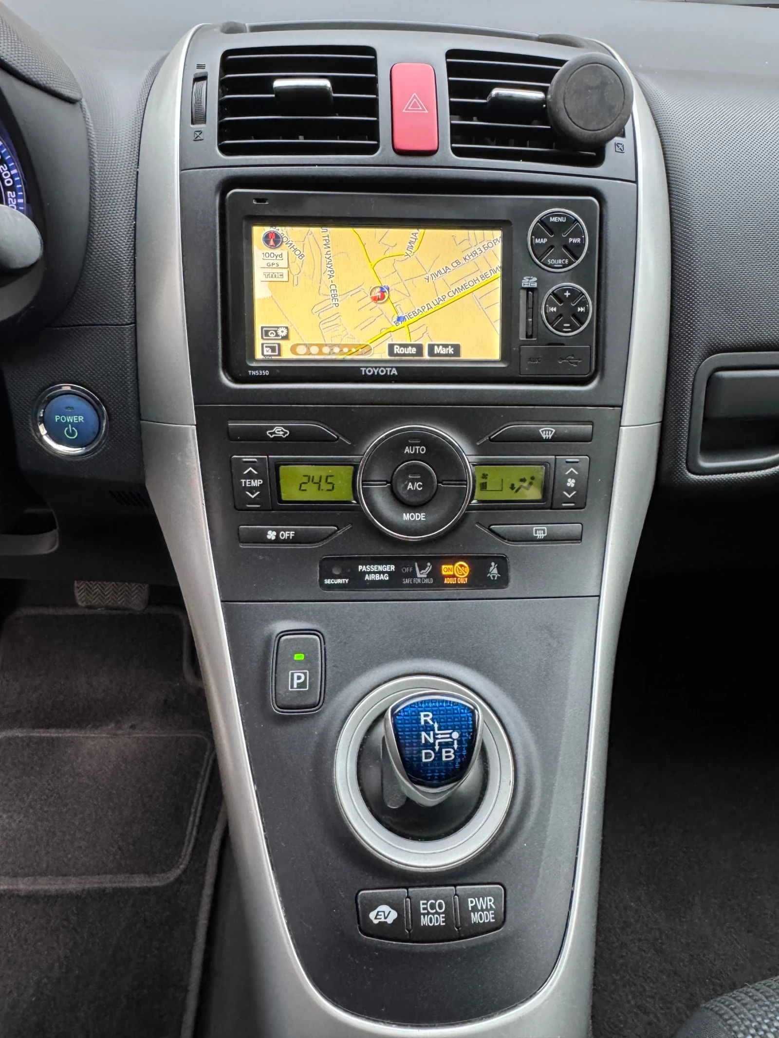 Toyota Auris 1.8i* Hiibrid* Navi* Face Lift, снимка 11 - Автомобили и джипове - 53852015