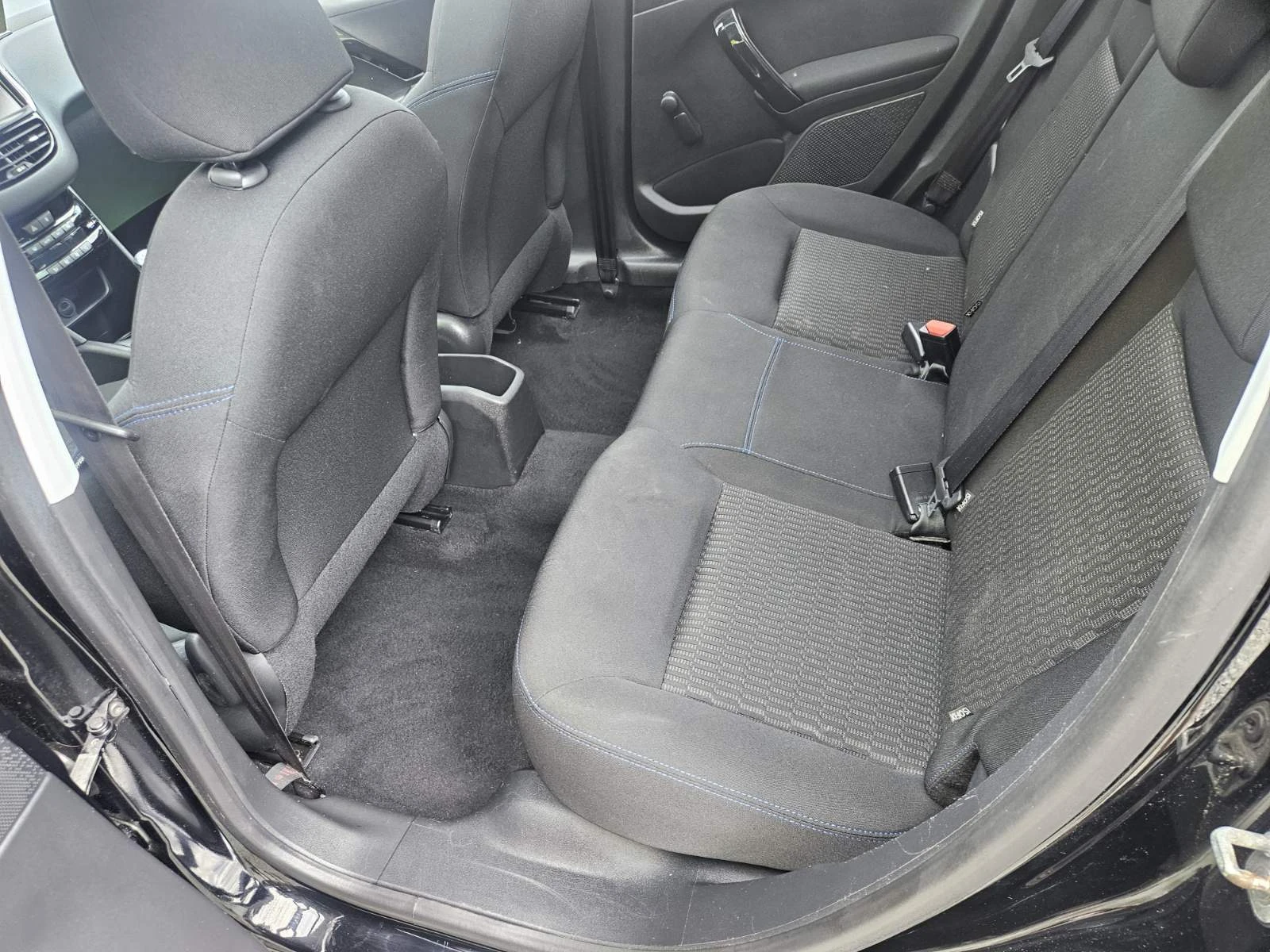 Peugeot 208 1.5HDi-Панорама, снимка 11 - Автомобили и джипове - 54739024