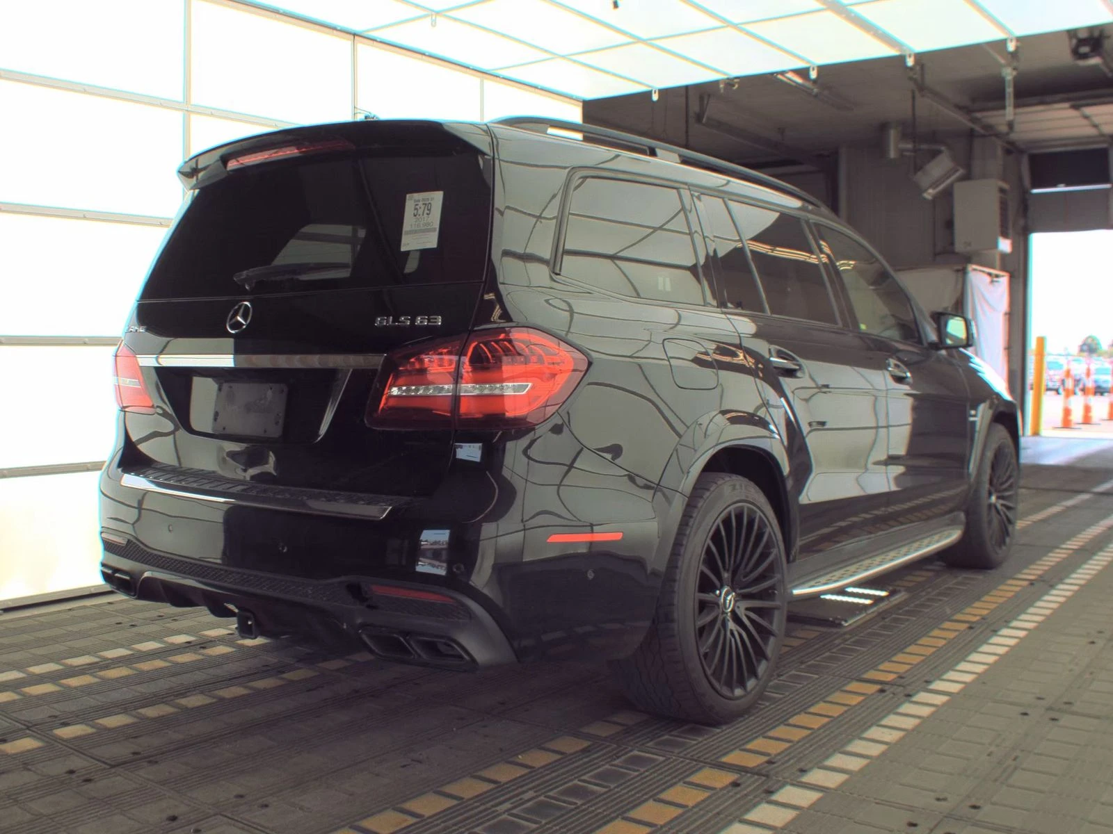 Mercedes-Benz GLS 63 AMG * ДИСТРОНИК* ОБДУХВАНЕ* МАСАЖ* КЕЙЛЕС* КАМЕРА - изображение 2