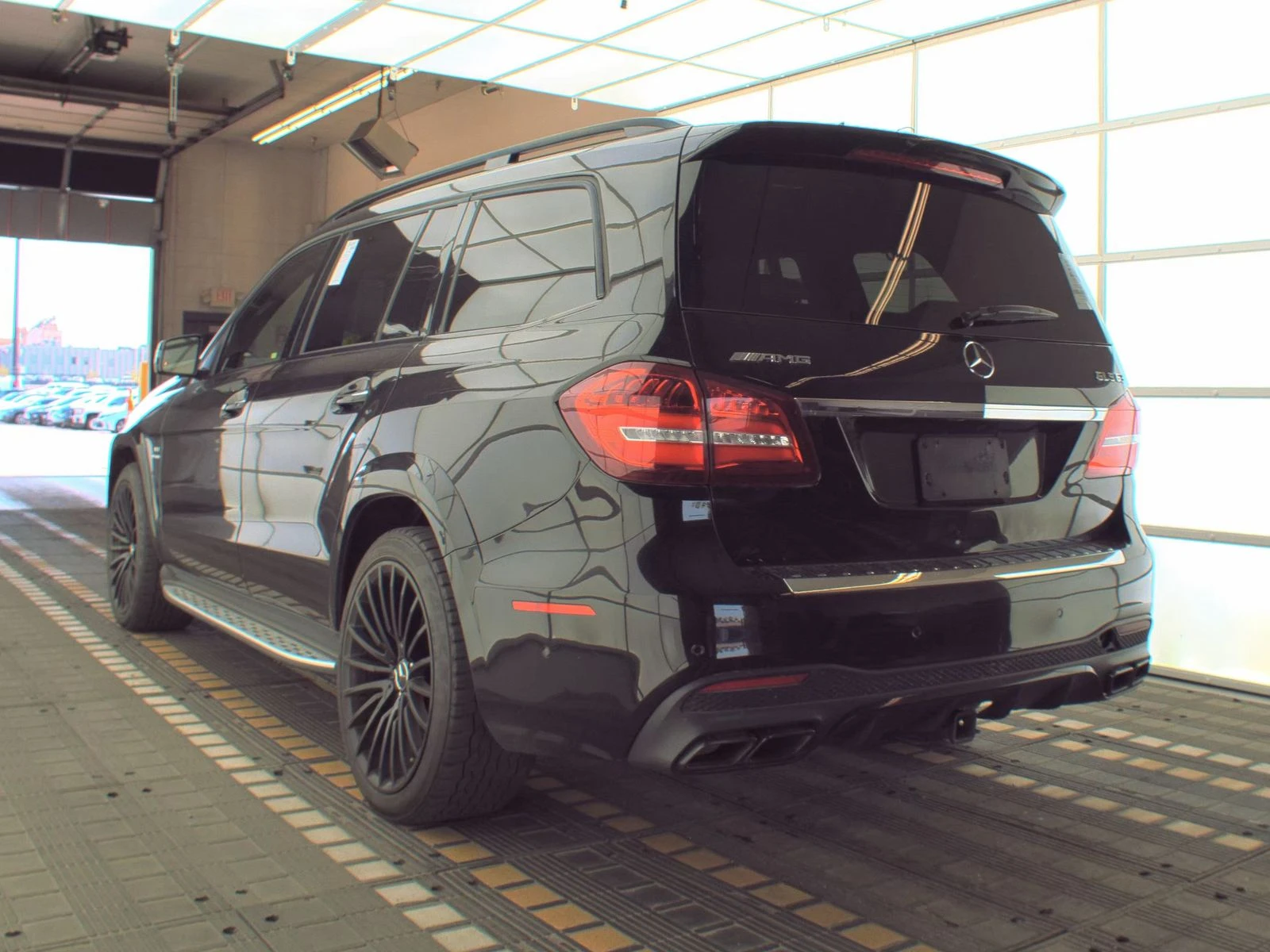 Mercedes-Benz GLS 63 AMG * ДИСТРОНИК* ОБДУХВАНЕ* МАСАЖ* КЕЙЛЕС* КАМЕРА - изображение 4