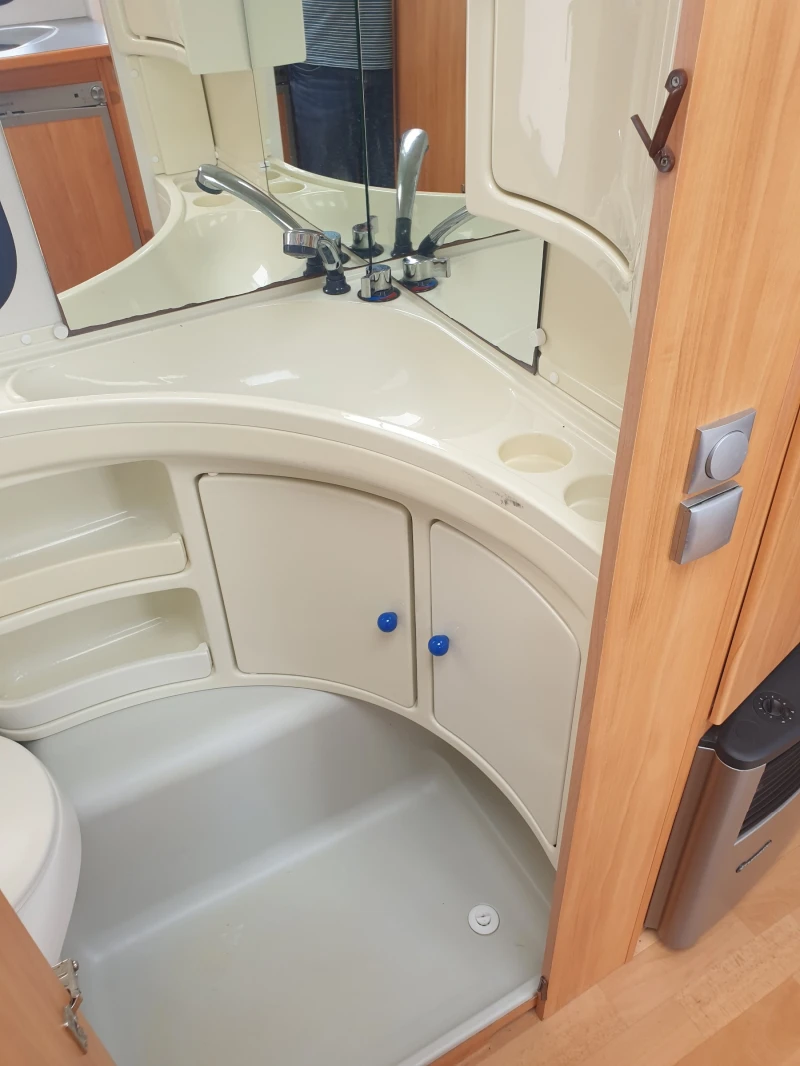 Каравана Adria ADORA 512, снимка 16 - Каравани и кемпери - 50565648